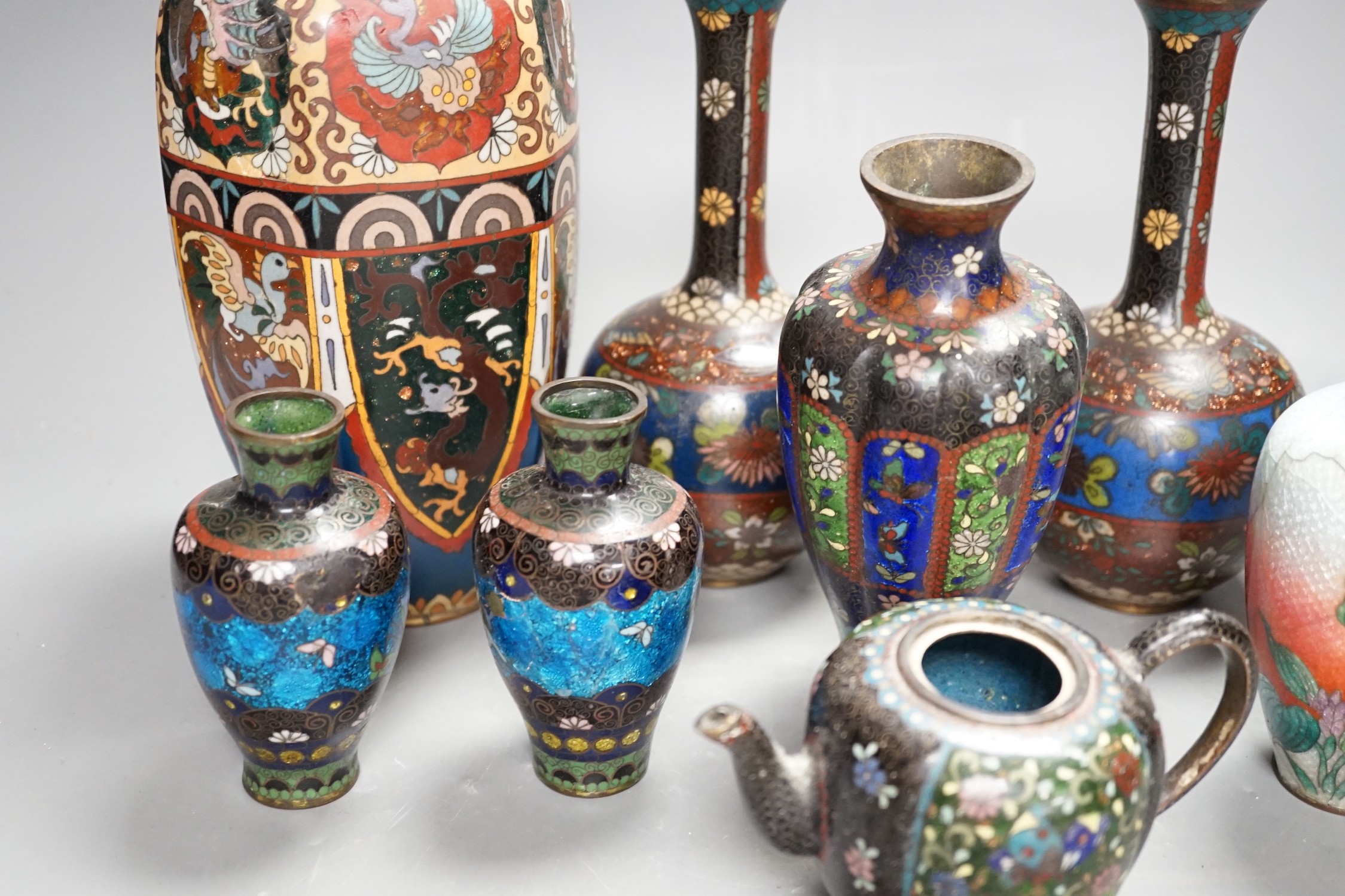 A group of Japanese cloisonné enamel vases and a teapot, Meiji, 24cm high